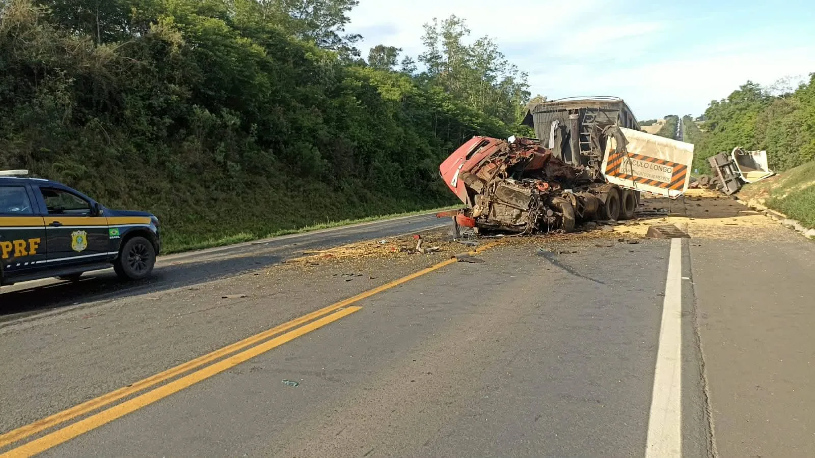 Colisão frontal entre carretas deixa um morto e interdita a BR-277 em Palmeira