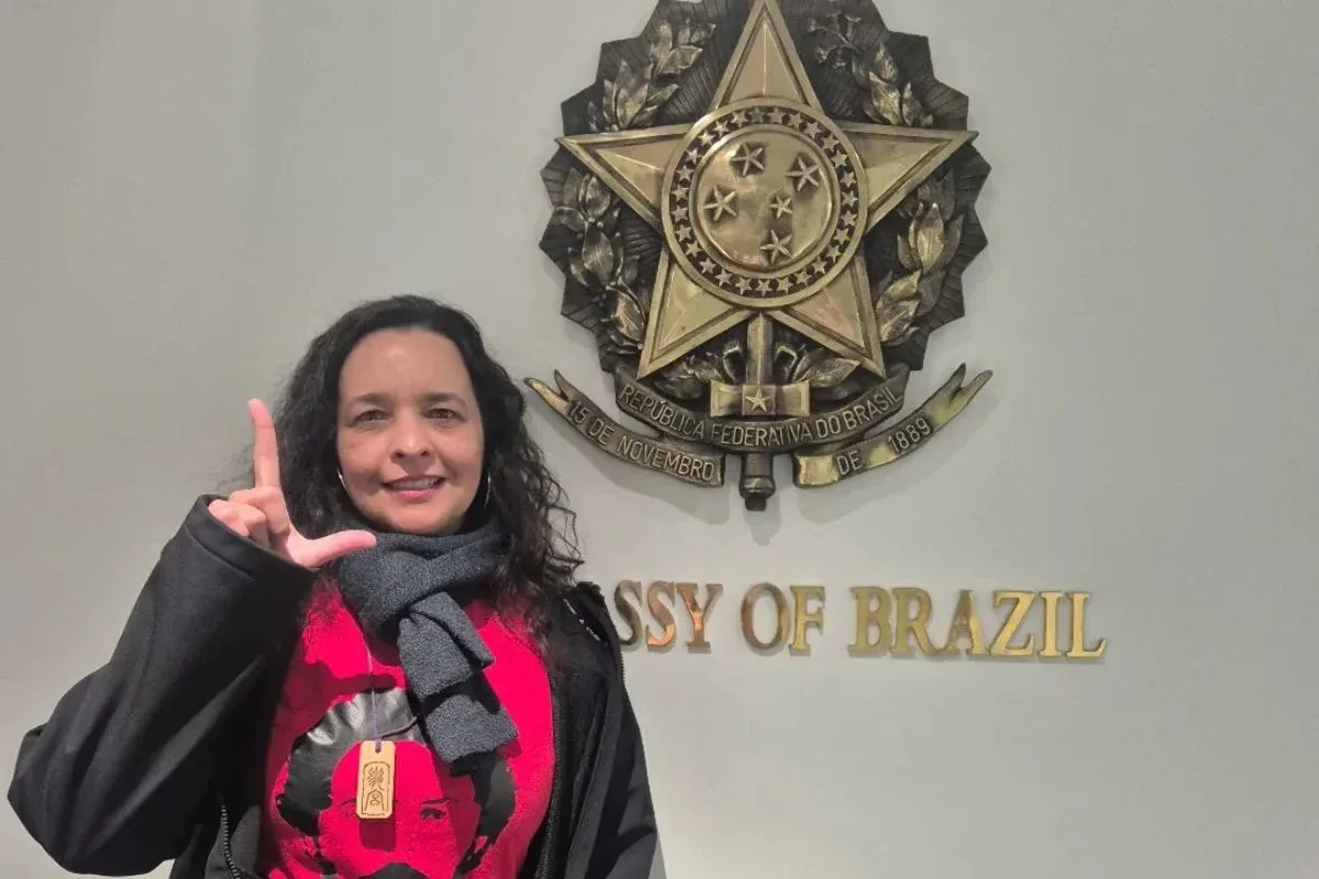 Artista brasileira viaja nove horas para votar nas eleições de 2026
