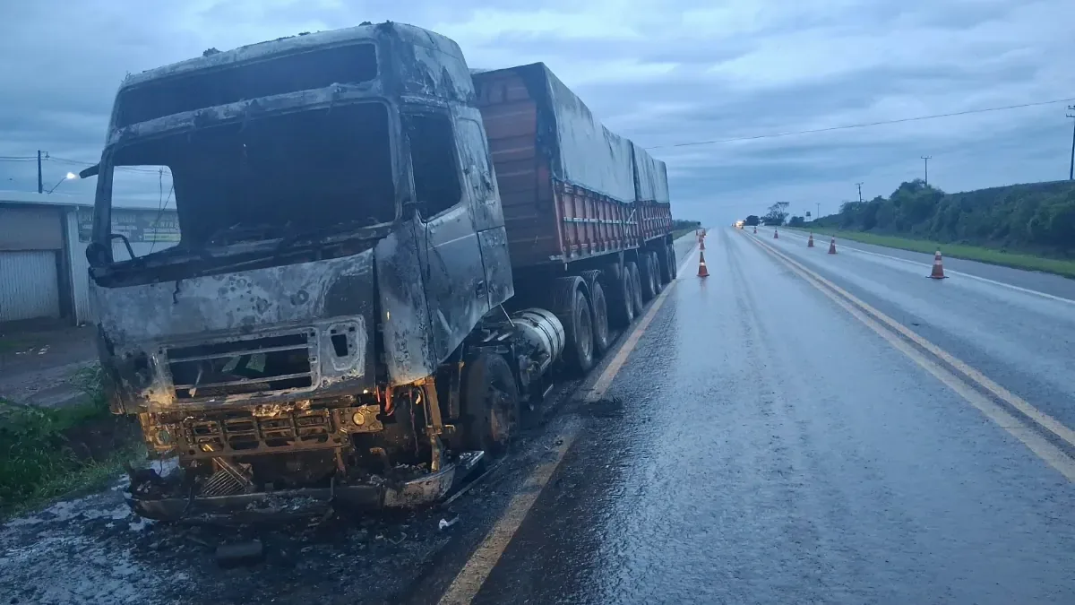 Caminhão é destruído por incêndio na BR-369, em Cascavel