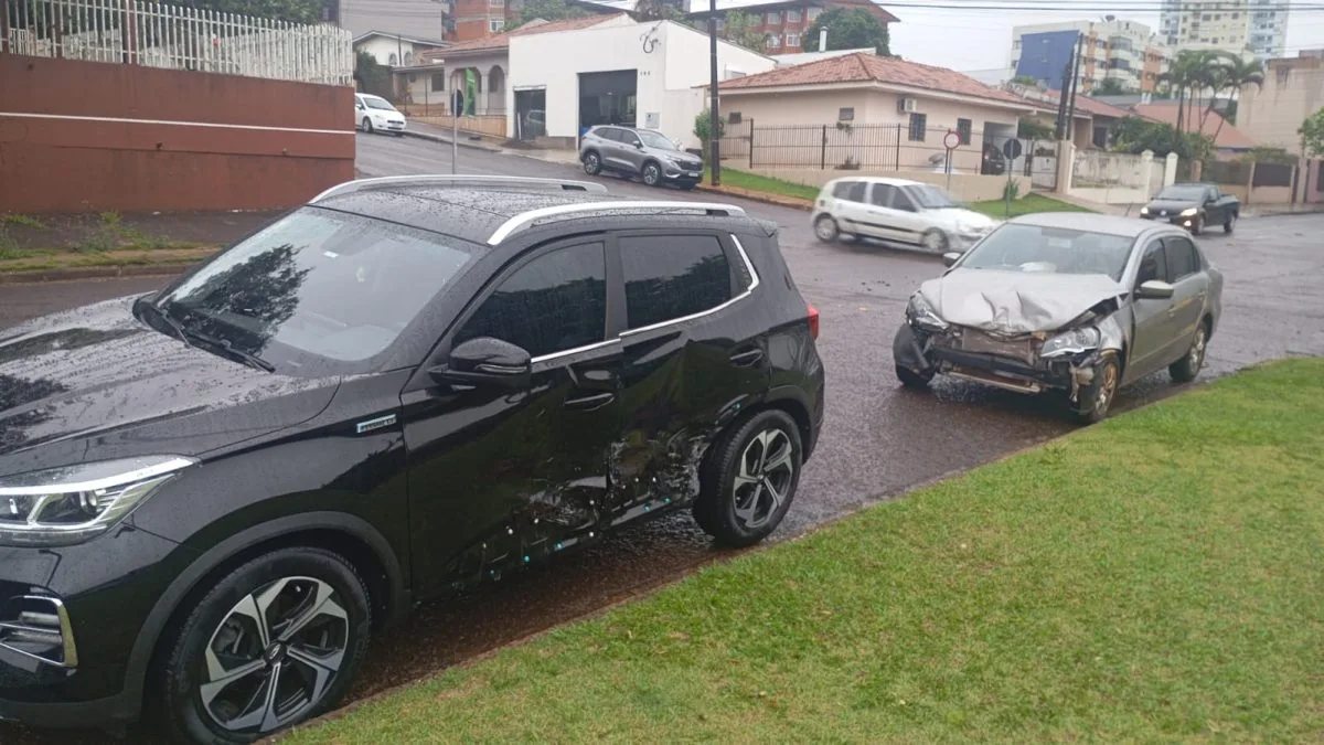 Colisão entre veículos deixa mulher ferida no Lago, em Cascavel