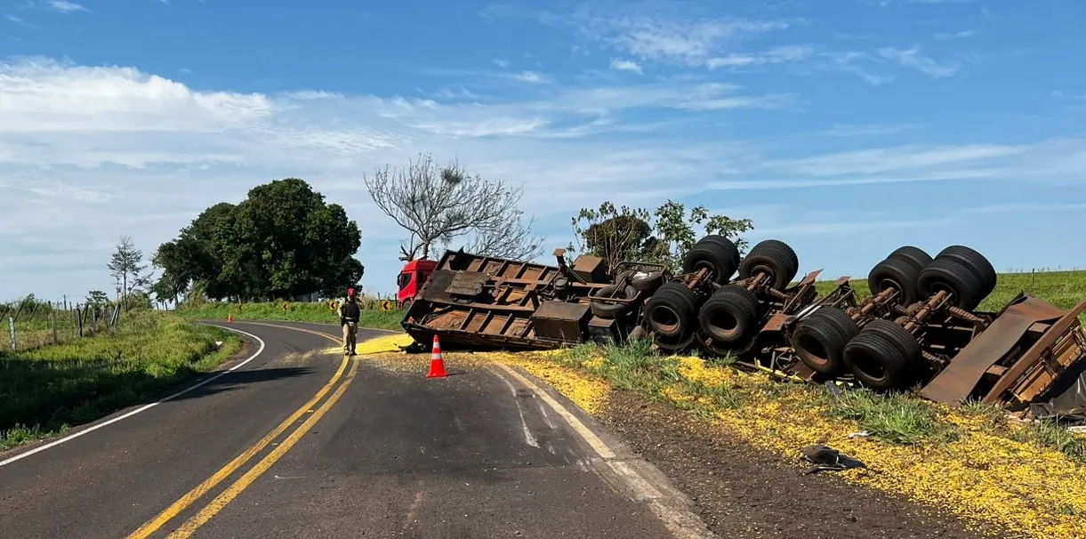 Carreta sai da pista e colide contra árvores, cerca e poste na PR-496, em Terra Roxa