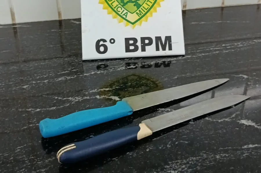 Homem é preso após ameaçar enteado com facas em Cascavel