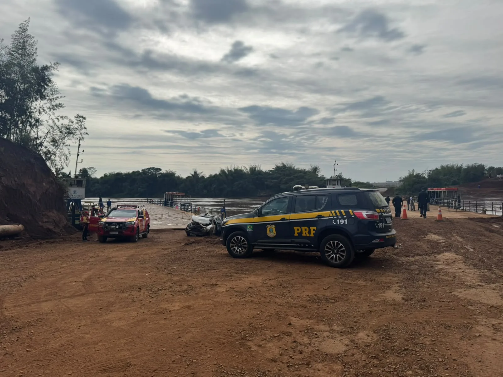 Homem morre após carro cair no Rio Piquiri durante acesso à balsa