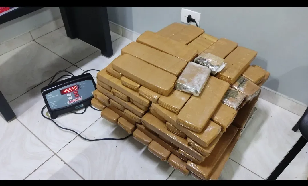 PRF apreende mais de 46 kg de maconha e skunk com venezuelana em Guarapuava