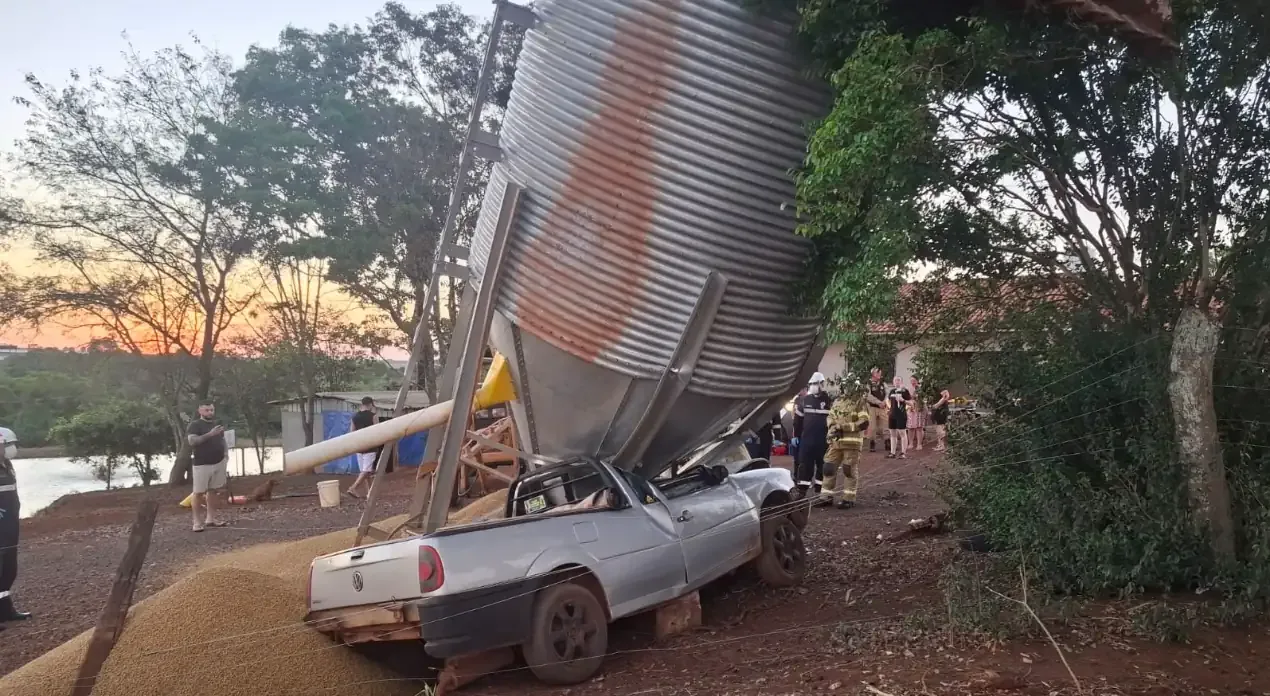 Saveiro sai da pista e fica presa sob silo após acidente na PR-589, em Toledo