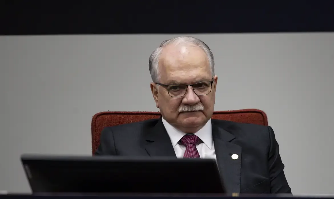 Fachin busca diálogo com ministros do STF em meio à crise envolvendo Moraes e Mendonça