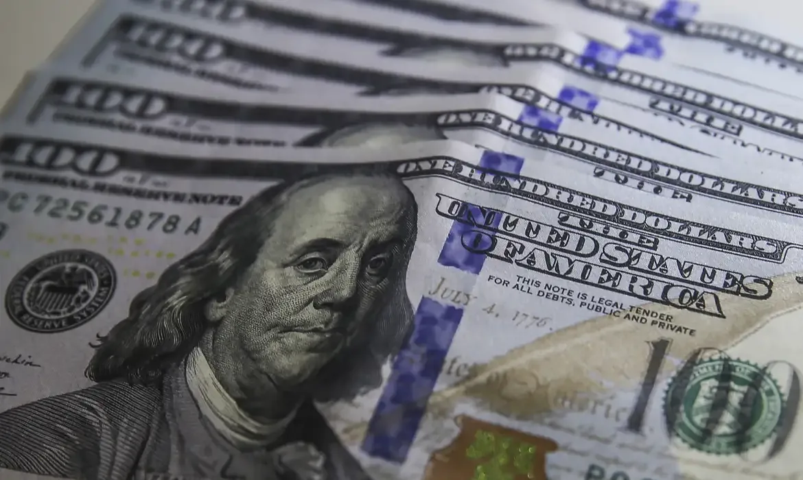 Dólar cai para R$ 5,01 com exterior e expectativa eleitoral no Brasil