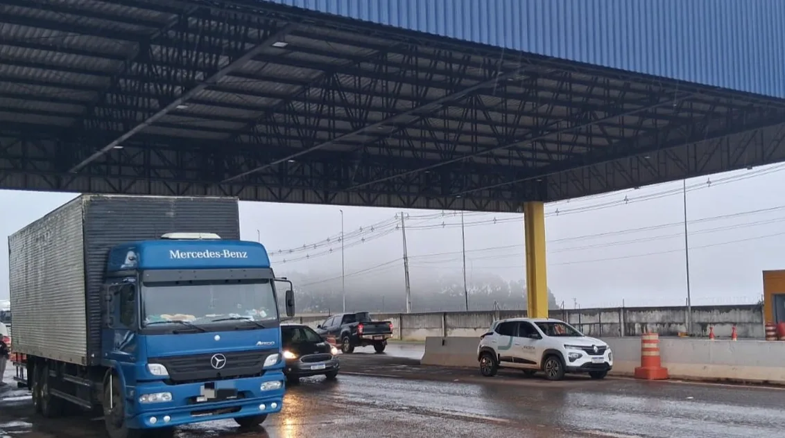 PRF retém caminhão com carga de móveis com indícios de subfaturamento na BR-277, em Cascavel