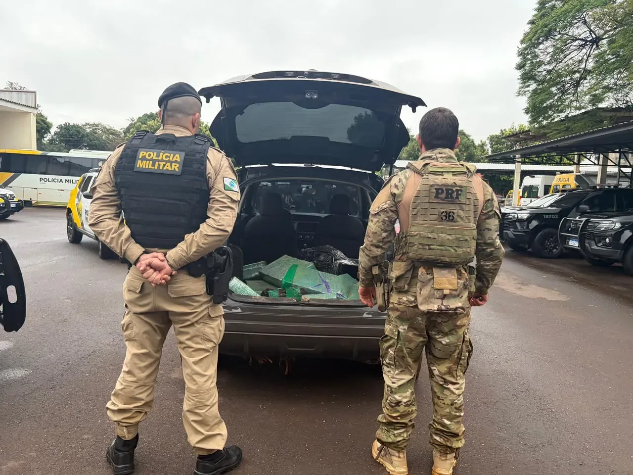 PRF e PM apreendem mais de 200 kg de maconha e recuperam carro roubado na BR-163, em Toledo (PR)