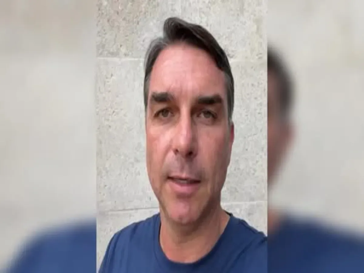 Flávio Bolsonaro afirma ter sido intimado pela PF a entregar passaportes