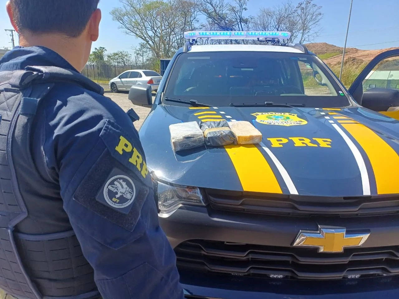 PRF apreende, em Jacareí/SP, drogas escondidas em compartimento oculto de veículo