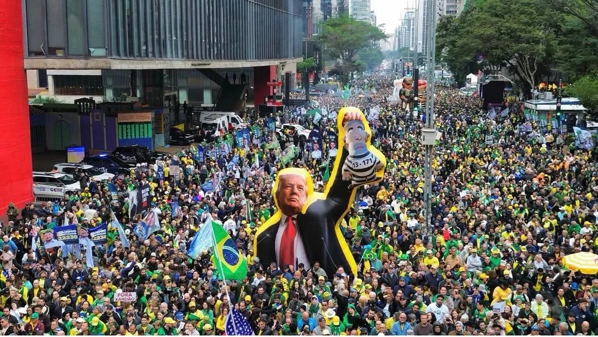 Apoiadores de Flávio Bolsonaro levam boneco de Trump a ato na Avenida Paulista
