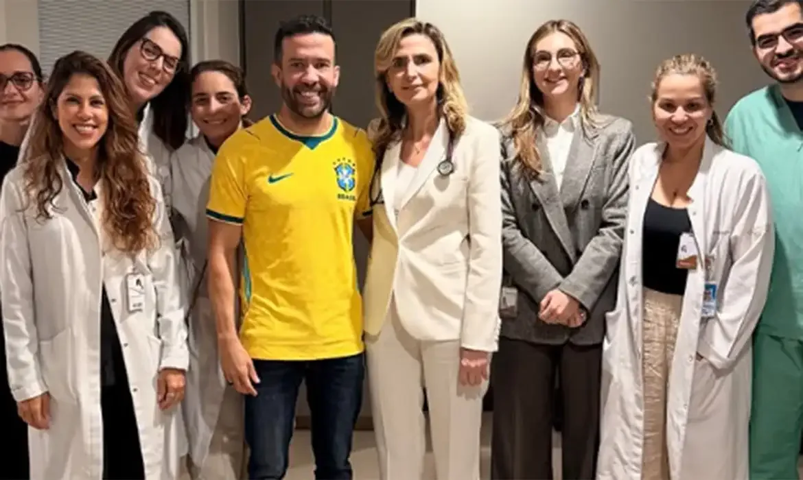 André Janones recebe alta e deixa hospital em São Paulo