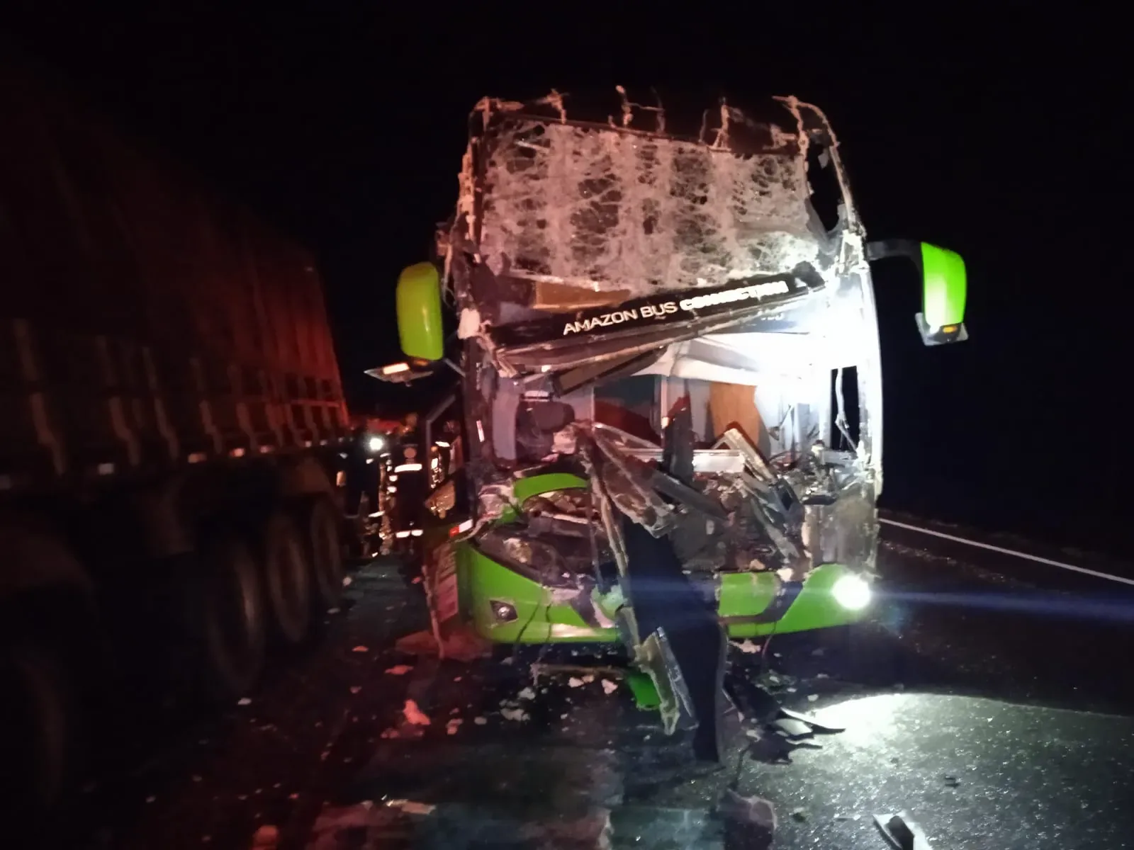 Motorista de ônibus morre após colisão traseira com caminhão na BR-376