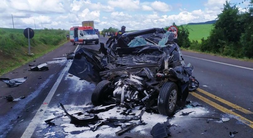 Filho e mãe estavam em um automóvel que colidiu contra caminhão (Foto: Corpo de Bombeiros)